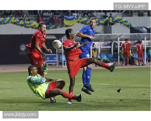 足球明星风采全景展示从球场到生活的精彩瞬间